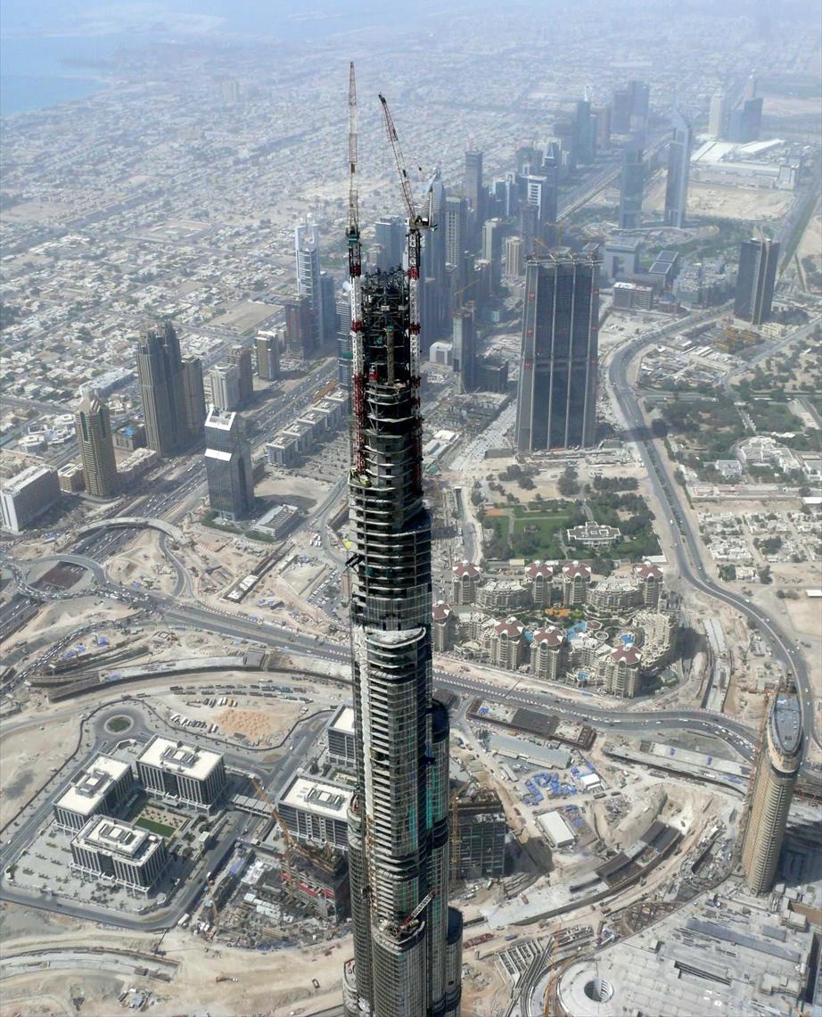 Самые высокие небоскребы в мире этажей. Башня Бурдж Халифа в Дубае. Бурдж Халифа 2010. Дубай здание Бурдж Халифа. Башня Бурдж Халифа стройка.